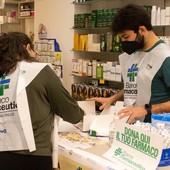 volontari del banco farmaceutico in farmacia