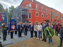 evento con persone davanti alla biblioteca