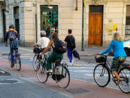 persone in bicicletta sulla ciclabile