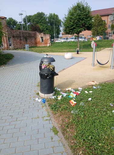 "Gran parte delle risorse sono per atti vandalici": ecco quanto ci costano cestini sfondati e panchine danneggiate