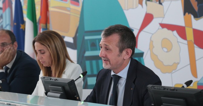 Delmastro si dimette da sottosegretario alla Giustizia. Pd e M5S: "Chiorino segua il suo esempio"