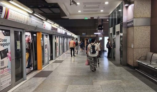 Caldo record e la metro diventa un forno: niente aria condizionata ma la ventilazione non basta Caldo record e la metro diventa un forno: niente aria condizionata ma la ventilazione non basta