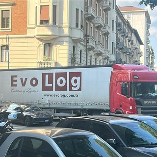 Il tir non è riuscito a completare la manovra senza impattare sull'auto parcheggiata