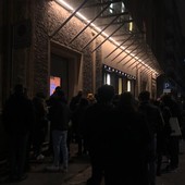 In centinaia per Paolo Sorrentino: la lunga coda davanti al Teatro Astra