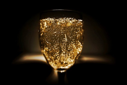 Il Mondo Raffinato dello Champagne: Guida alla Scelta e Acquisto Online