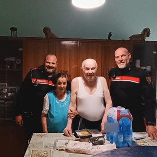 Frigo vuoto, troppo caldo e qualche acciacco: i carabinieri fanno la spesa a una coppia di 90enni