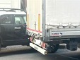 Il tir non è riuscito a completare la manovra senza impattare sull'auto parcheggiata