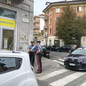 I carabinieri davanti all'ufficio postale I carabinieri davanti all'ufficio postale