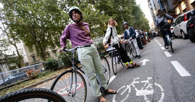 Il sogno di una Torino ciclabile: un percorso a ostacoli nella città dove c’è un'auto per ogni patentato 