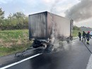 Tir in fiamme in autostrada, camionista riesce a sganciare il rimorchio che bruciava