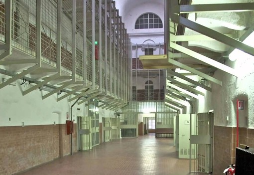Detenuto si arrampica su un muro al carcere di Ivrea, oltre due ore di trattative per farlo scendere