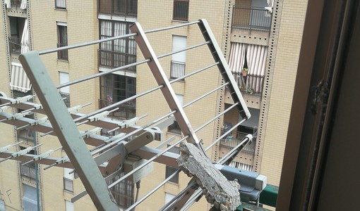 Calcinacci sul balcone e degrado