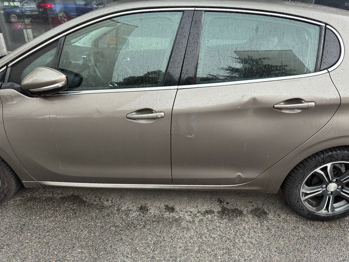Auto danneggiate dai cassonetti spostati dal vento Auto danneggiate dai cassonetti spostati dal vento