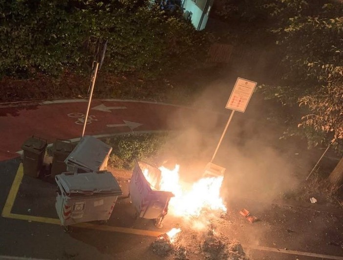 Moncalieri torna a fare i conti con i vandali. Di nuovo a fuoco i cassonetti dei rifiuti