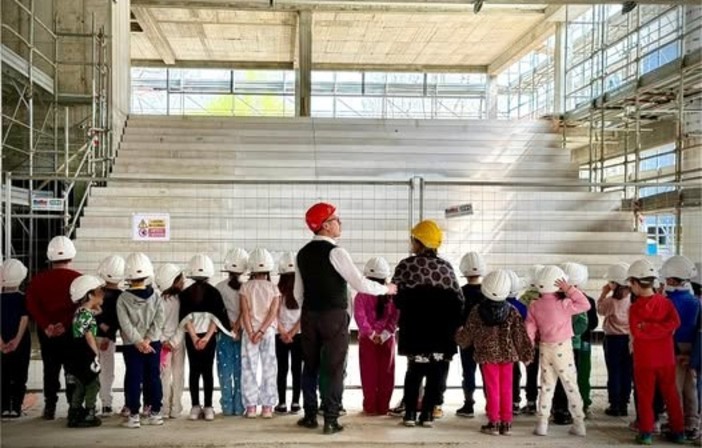 Bambini in visita al cantiere della nuova scuola di Nichelino