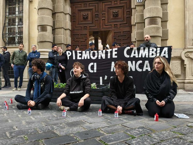 Protesta degli ambientalisti davanti a Palazzo Lascaris