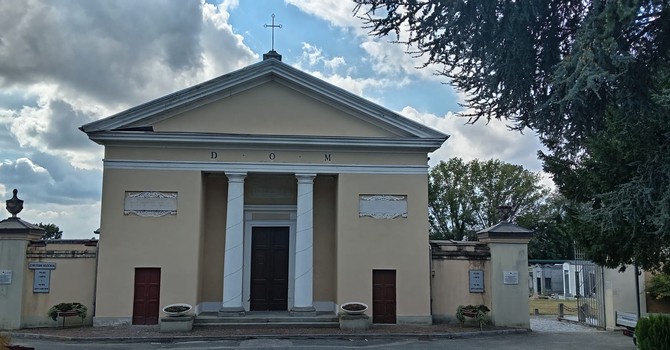 L'emergenza caldo fa spostare gli orari dei funerali al cimitero di Moncalieri L'emergenza caldo fa spostare gli orari dei funerali al cimitero di Moncalieri