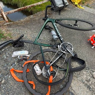 Lanzo Torinese, ciclisti investiti da un automobilista dopo una lite: un ferito è grave