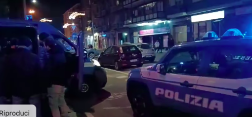 Un arsenale da guerra nella soffitta di un 60enne, la polizia scopre un mitra e una carabina Un arsenale da guerra nella soffitta di un 60enne, la polizia scopre un mitra e una carabina