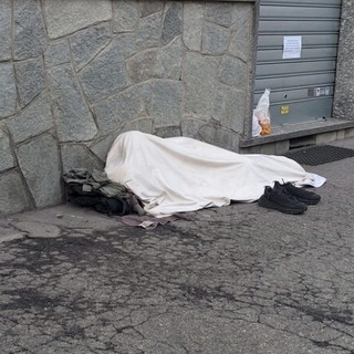 Dorme sul marciapiede, i residenti chiamano la polizia per allontanarlo