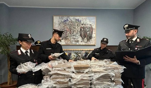 La droga sequestrata dai carabinieri La droga sequestrata dai carabinieri