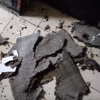 Piove a dirotto e cede il controsoffitto del centro d'incontro