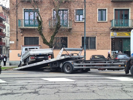 Intervento della Polizia Locale con deviazioni lungo il corso Intervento della Polizia Locale con deviazioni lungo il corso