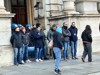 Corteo antimilitarista davanti al Comune di Torino