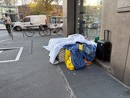 Clochard accampato davanti a una banca: “La nuova povertà che avanza” Clochard accampato davanti a una banca: “La nuova povertà che avanza”