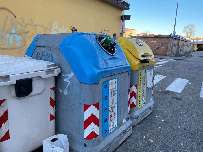 Sull'addio alle campane di plastica e metalli il sindaco invita i cittadini a cambiare