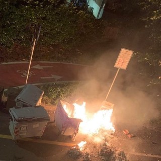 Moncalieri torna a fare i conti con i vandali. Di nuovo a fuoco i cassonetti dei rifiuti