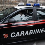 Tenta di strangolare la compagna davanti alla figlia di nove mesi: arrestato 36enne in Barriera