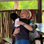 L'abbraccio di Caterina Vitagliani con un bimbo dell'orfanotrofio