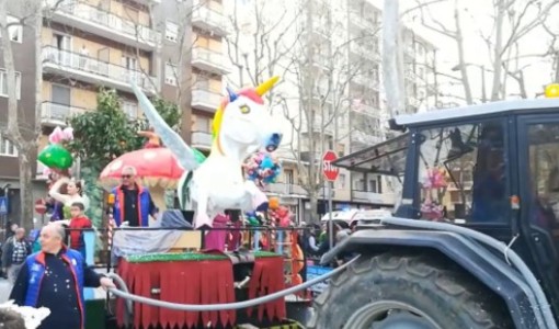 Una immagine d'archivio della sfilata dei carri a Borgaretto