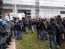 Pro Pal: corteo al via da Porta Susa, poi lancio di uova all'ufficio scolastico regionale. Proteste e tensioni davanti alle Ogr e al Poli [VIDEO]