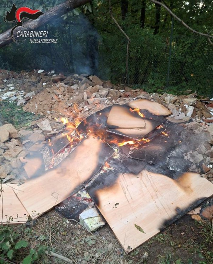 Parte dei mobili bruciati dall'uomo poi denunciato