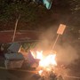 Moncalieri torna a fare i conti con i vandali. Di nuovo a fuoco i cassonetti dei rifiuti