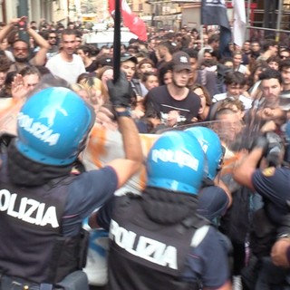 Meloni a Torino: polizia carica gli studenti, manganellate e due feriti in centro [FOTO e VIDEO]