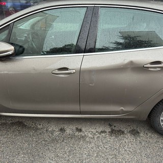 Auto danneggiate dai cassonetti spostati dal vento