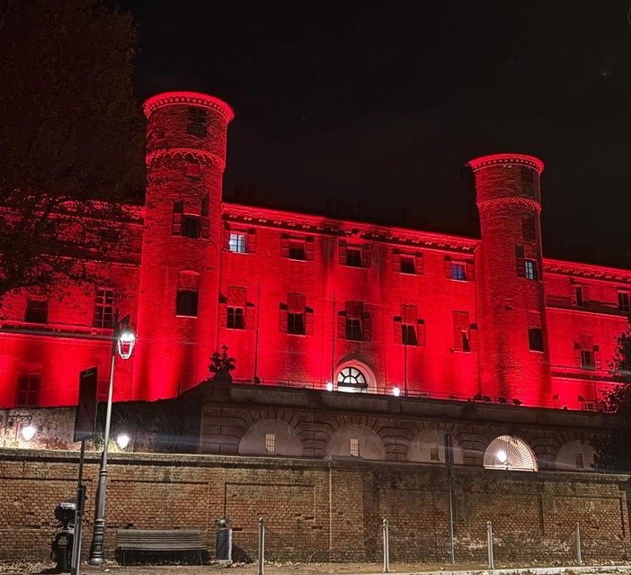 Il castello reale di Moncalieri illuminato di rosso