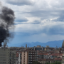 Tetto in fiamme in via Vanchiglia: alta colonna di fumo nero [FOTO E VIDEO]