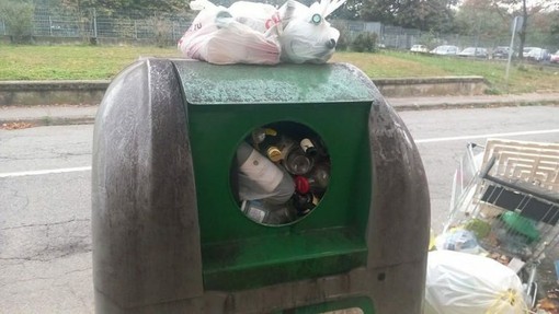 Una campana del vetro strapiena a Nichelino Una campana del vetro strapiena a Nichelino