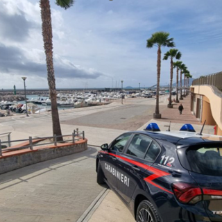 auto dei carabinieri vicino alla spiaggia
