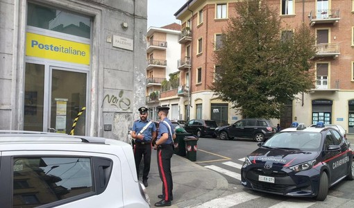 I carabinieri davanti all'ufficio postale