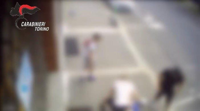 Giovani picchiati e rapinati in strada di auricolari e portafogli: fermati gli autori