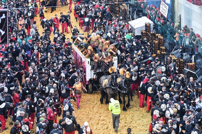 Il compost dello Storico Carnevale di Ivrea alla 3 giorni per il giardino di Masino Il compost dello Storico Carnevale di Ivrea alla 3 giorni per il giardino di Masino