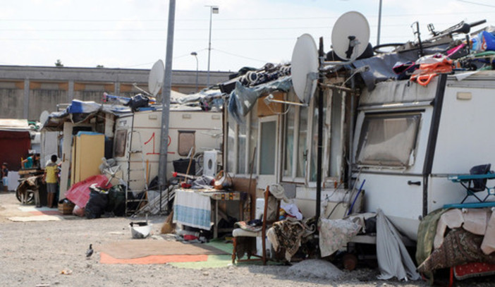 Campo rom in cortile nelle case popolari, FdI: “Esigiamo sgombero immediato, atc impedisca questa vergogna”