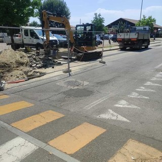 Chieri, la rottura di una tubatura fognaria blocca il cantiere in corso Cibrario