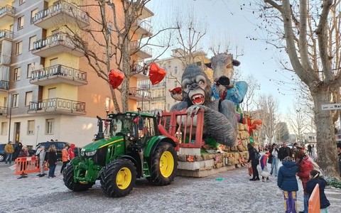 Carri, coriandoli, festa e famiglie: la due giorni del Carnevale ha colorato Beinasco