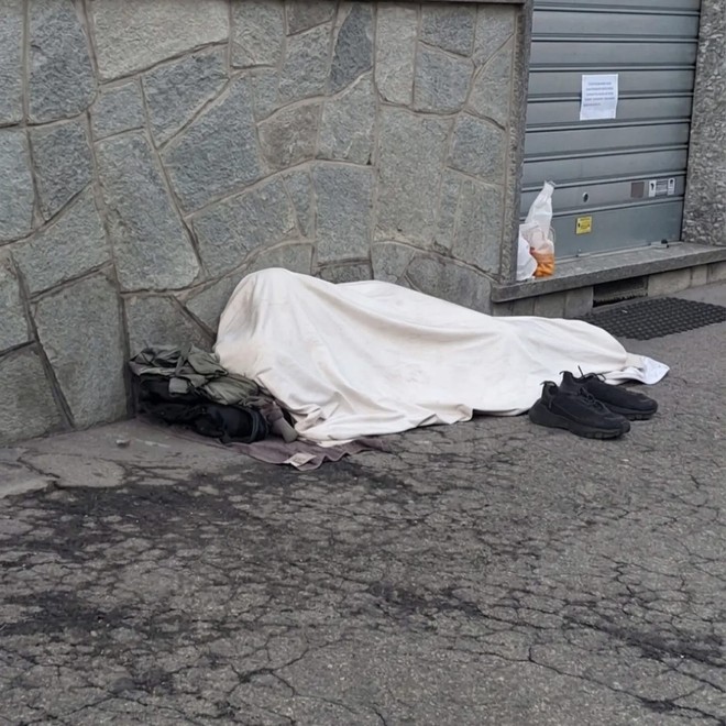 Dorme sul marciapiede, i residenti chiamano la polizia per allontanarlo Dorme sul marciapiede, i residenti chiamano la polizia per allontanarlo
